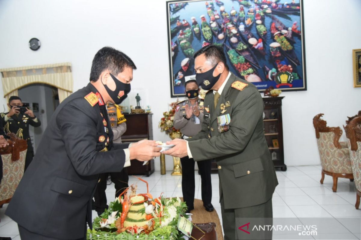 Danrem Antasari dapat kejutan tumpeng dari Kapolda di momen HUT TNI