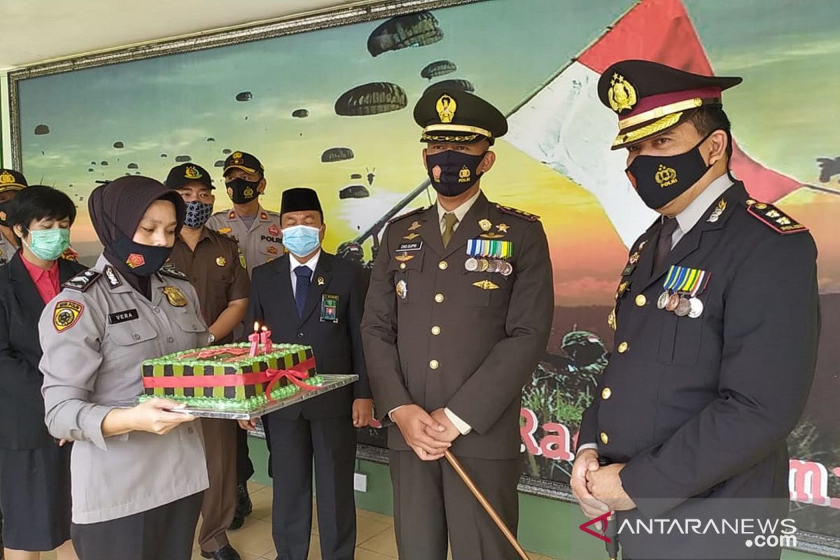 Kapolres Inhu beri kejutan dengan antarkan kue ultah TNI