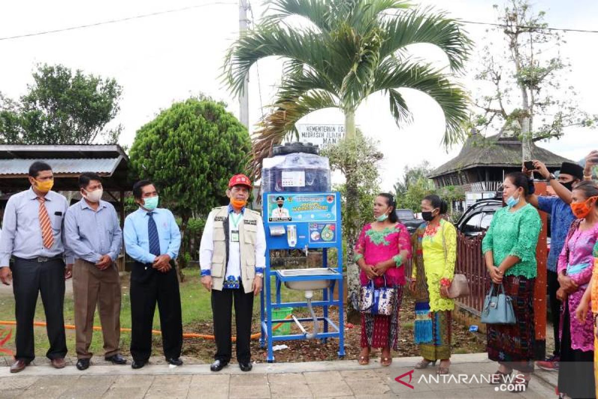 Bupati Tapsel serahkan 2 unit wadah cuci tangan portable untuk dua Gereja di Sipirok