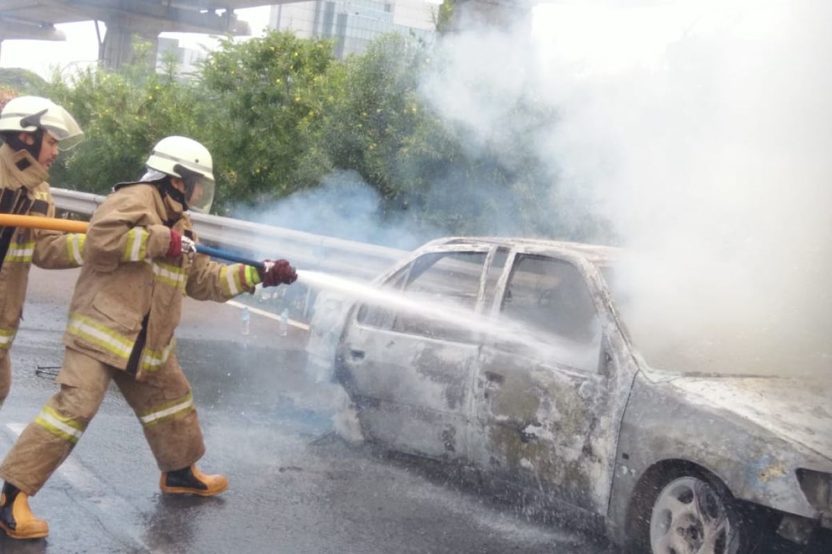 Mobil terbakar di depan Kodam Jaya akibatkan macet di Tol Cililitan