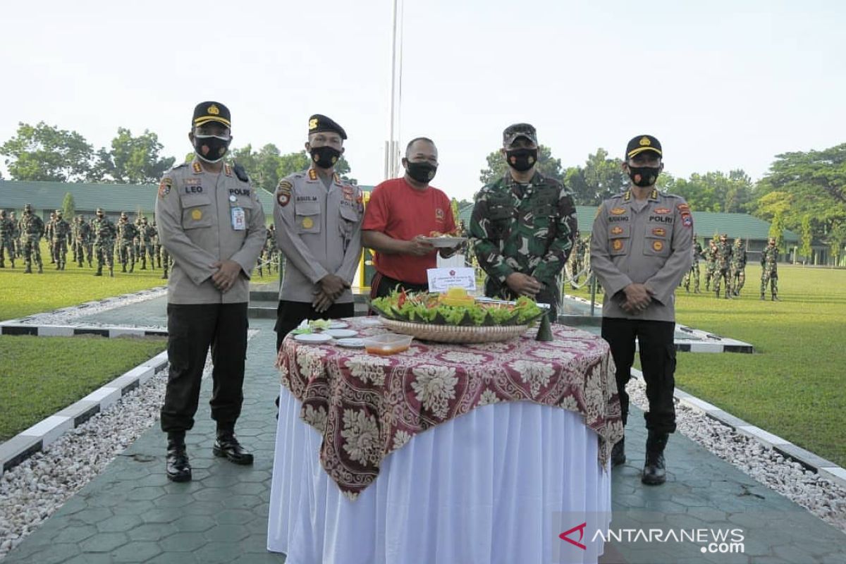 Berikan kejutan di HUT TNI, PJU Polda Kalsel kunjungi Mako Rindam