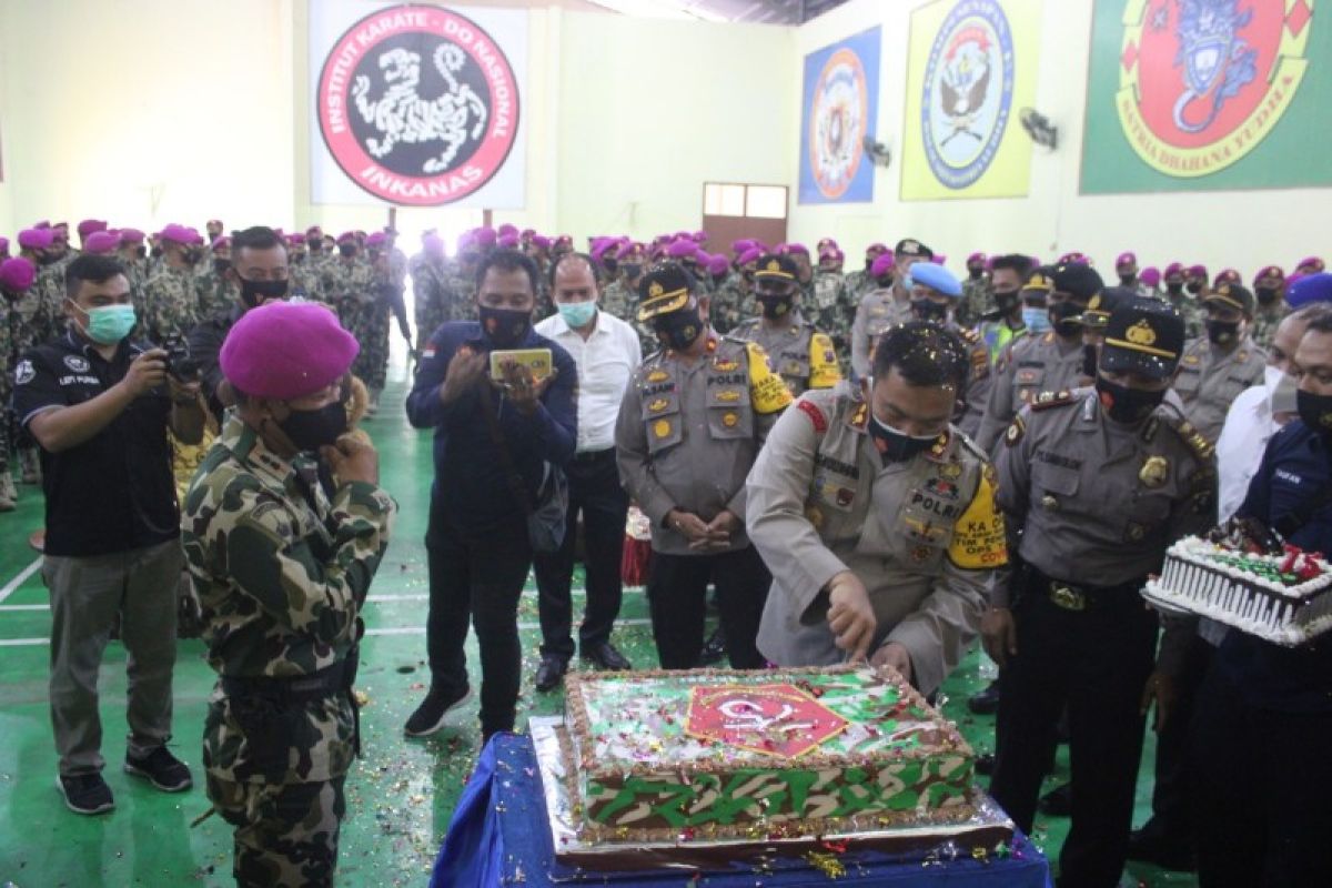 Kapolres Langkat AKBP Edi Suranta Sinulingga berikan suprise kepada Danyonif Marinir di HUT TNI