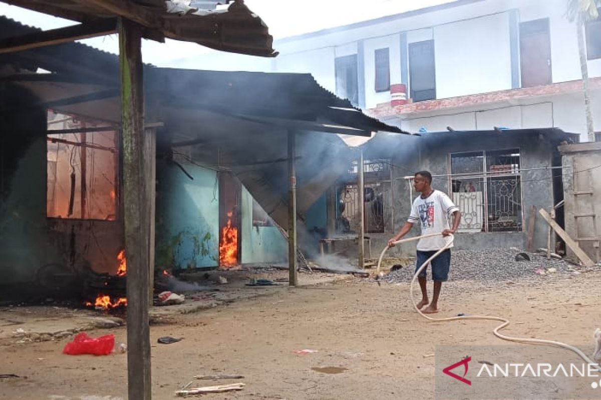 Delapan rumah di Sorong terbakar akibat amukan massa marah