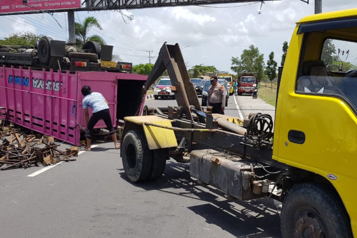 Truk pengangkut besi terguling di Jalan Raya Bypass depan Bandara Lombok