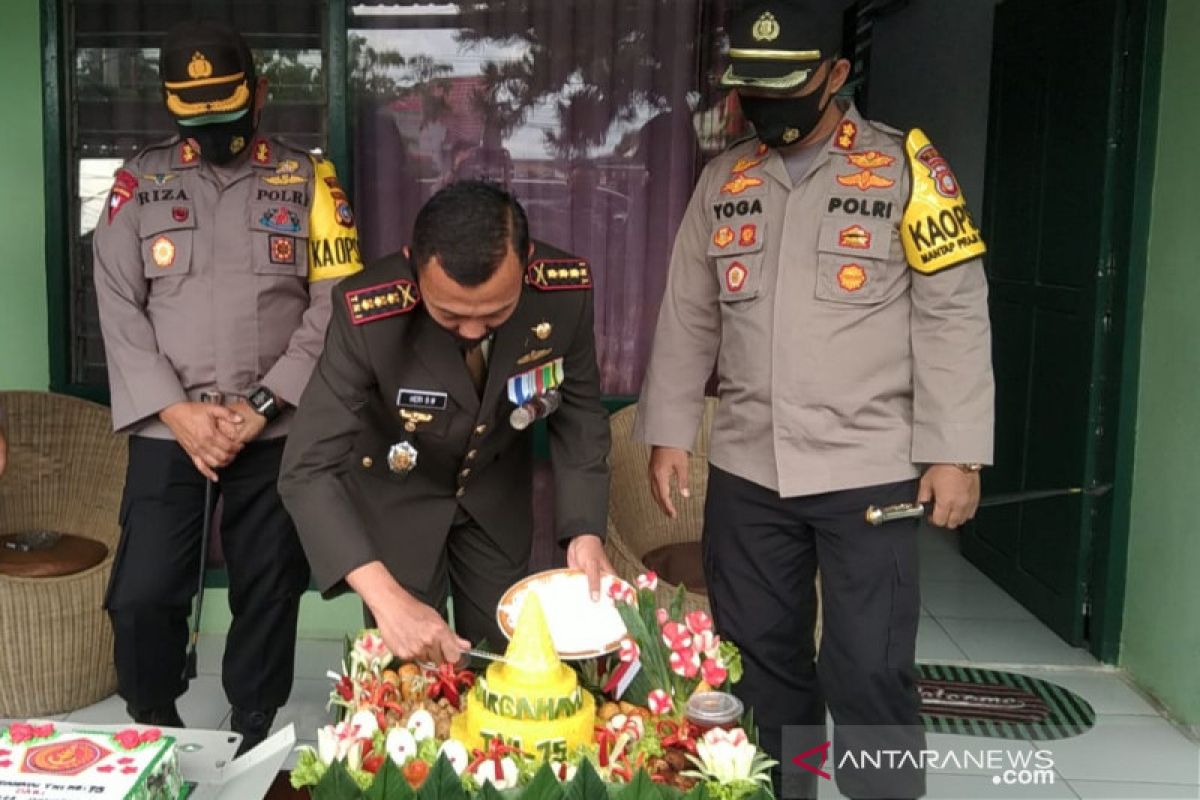 Kapolres Palu dan Sigi beri kejutan Dandim 1306 Donggala HUT TNI