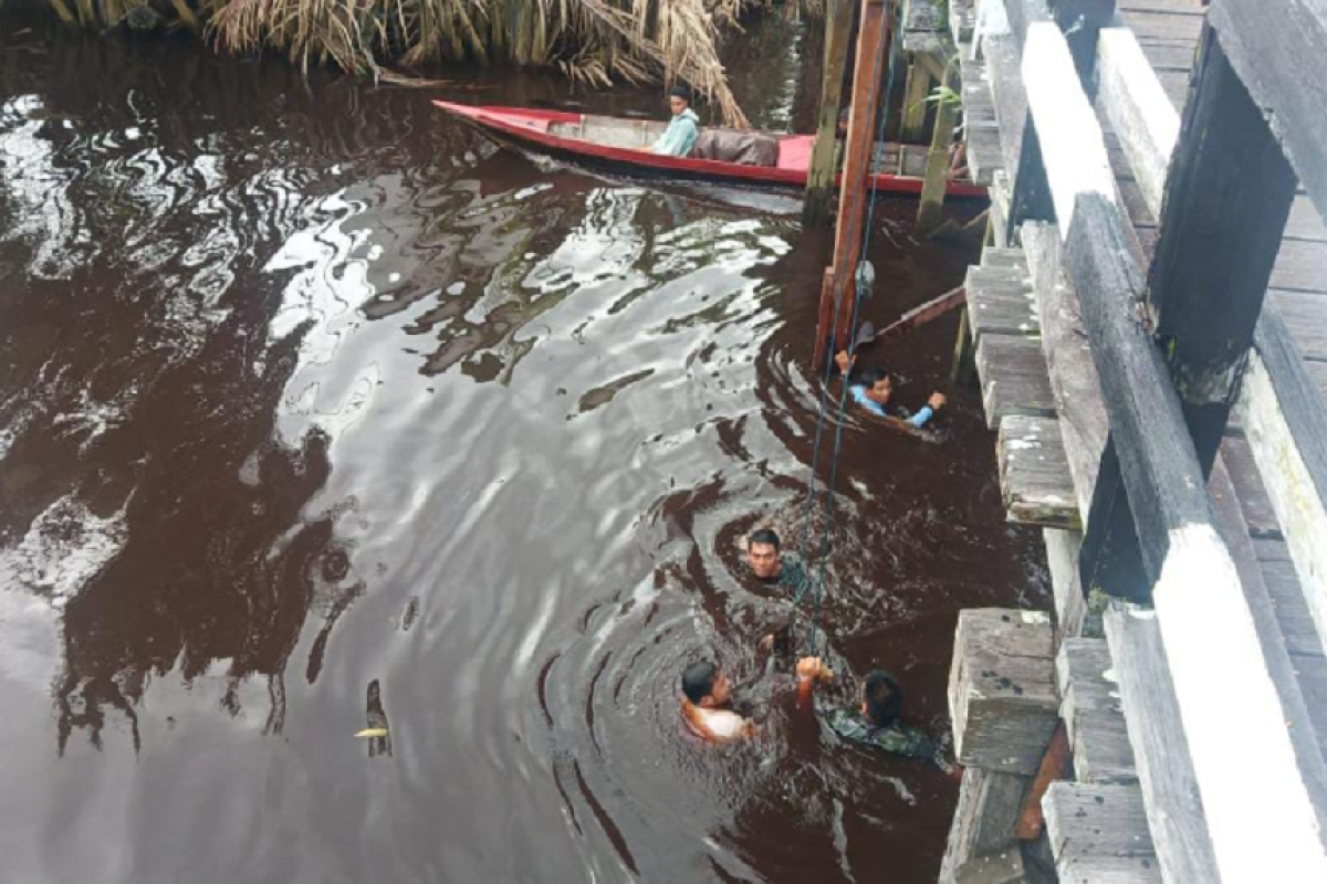 Satgas TMMD dan warga rela menceburkan diri ke sungai