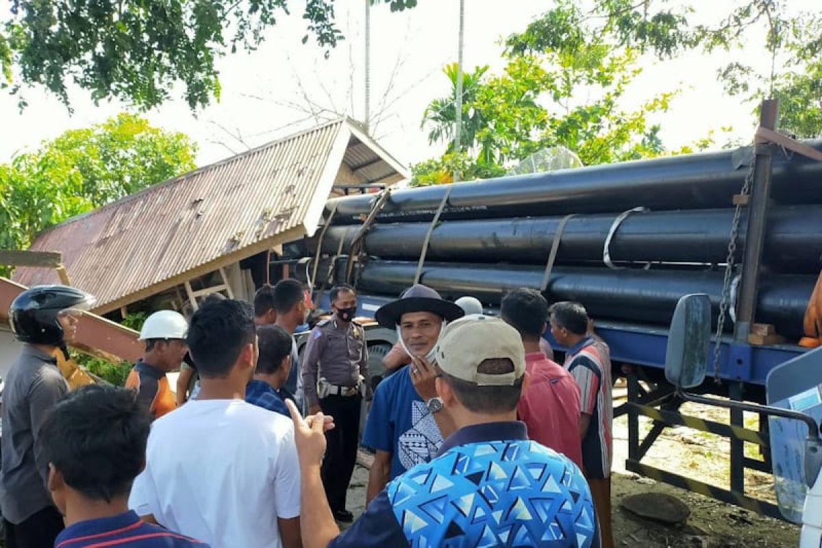 Mobil box senggol mobil traktor hingga seruduk ruko warga di Aceh Timur