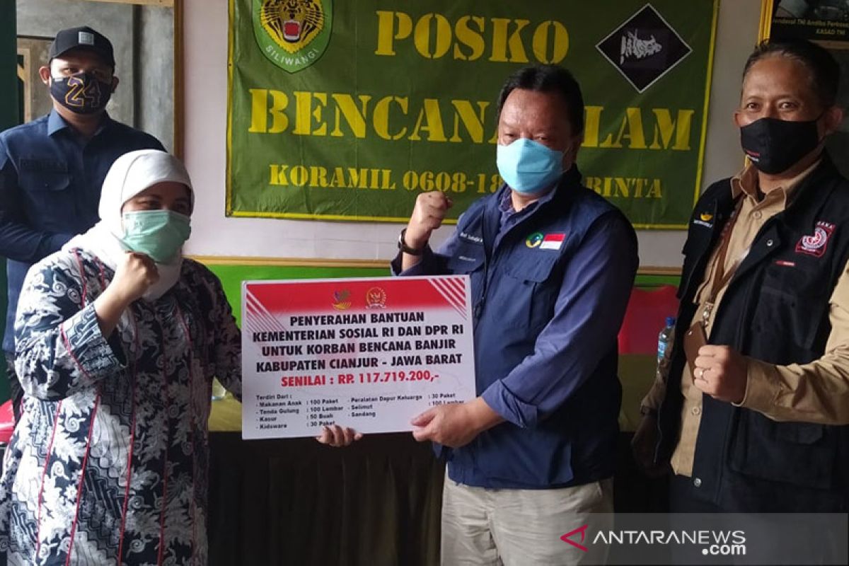 DPR RI dan Kemensos serahkan bantuan untuk korban bencana alam