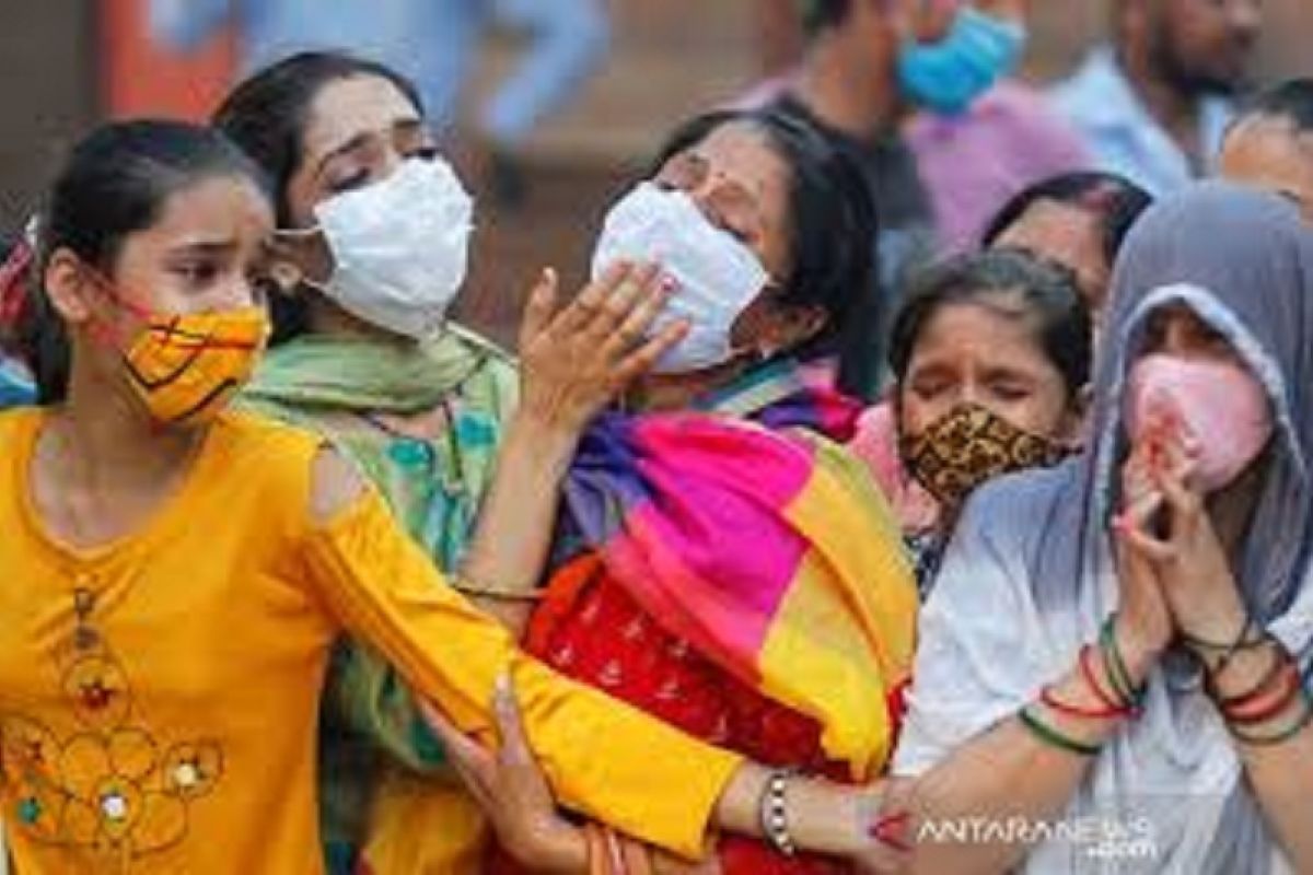 Banjir korban meninggal COVID-19, India mulai kremasi massal