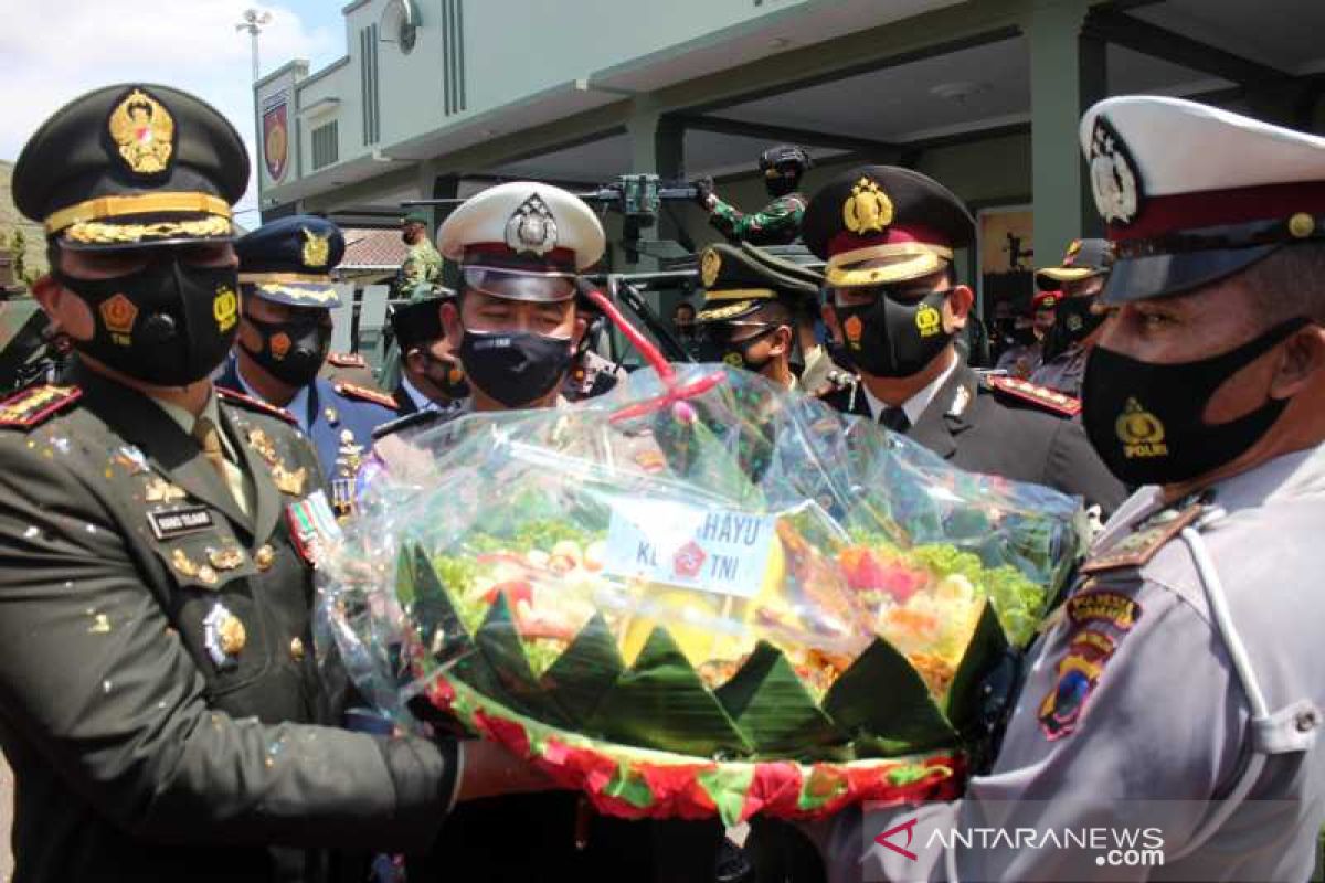 HUT Ke-75 TNI,  Korem 074/Warastratama dapat hadiah tumpeng dari Polresta Surakarta
