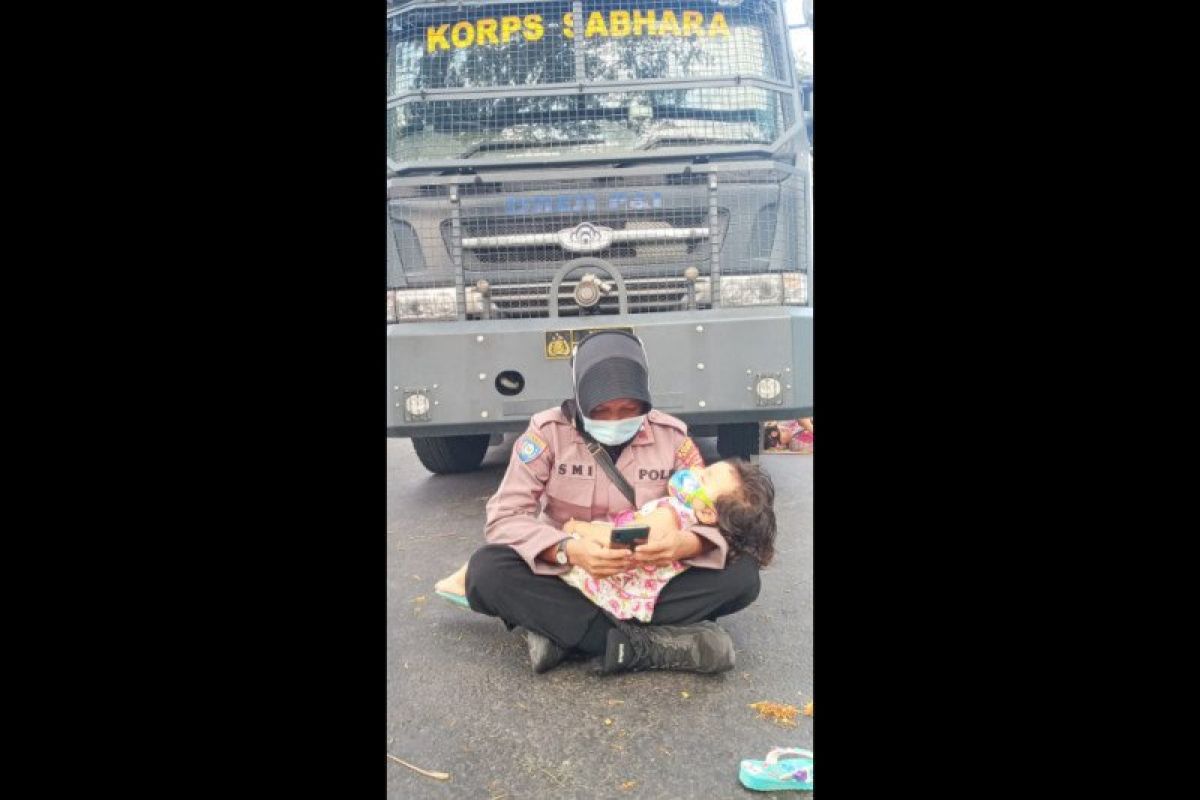 Viral, Polwan amankan Sidang Sengketa Pilkada sambil gendong anak hingga undang simpati Gubernur