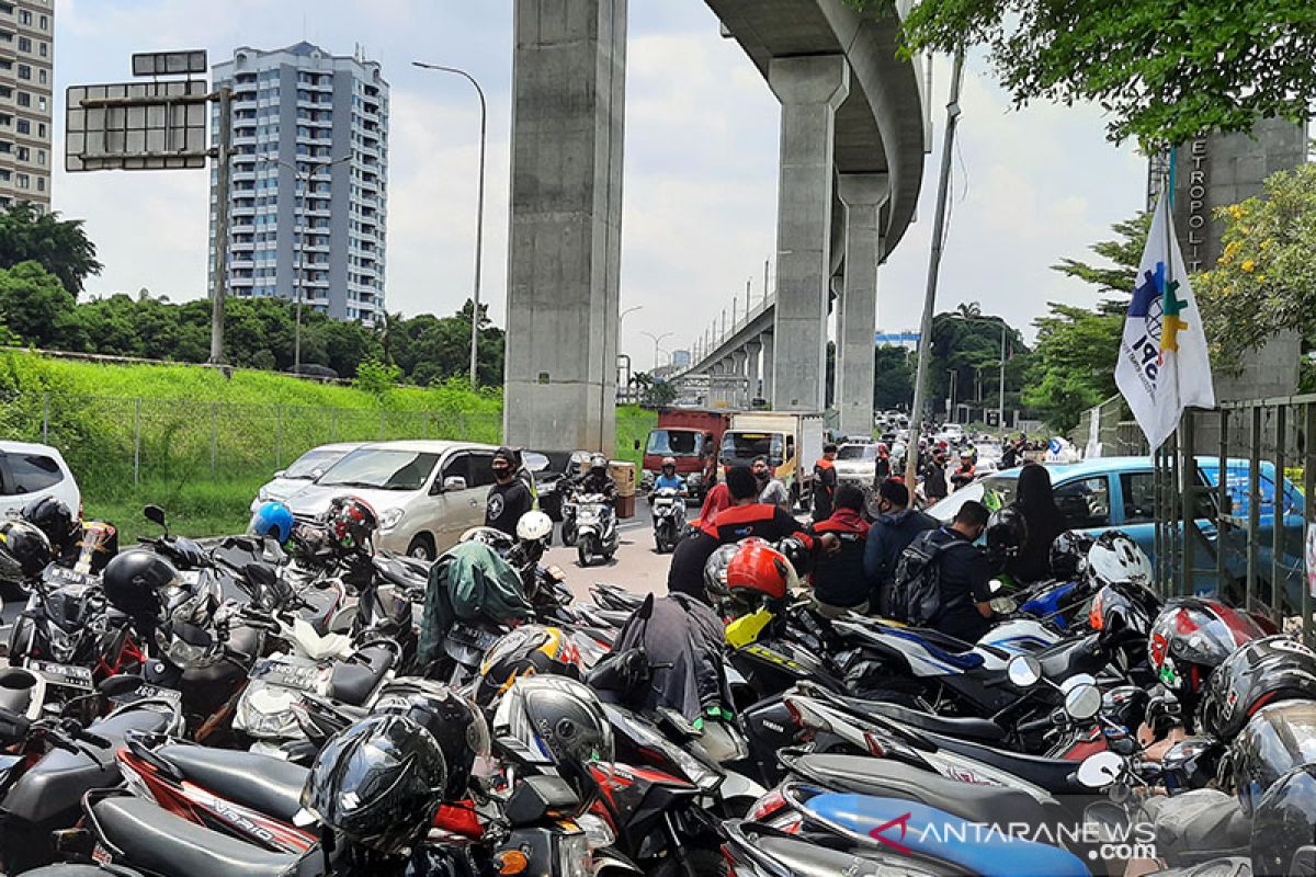 Jalan TB Simatupang arah Lebak Bulus tersendat