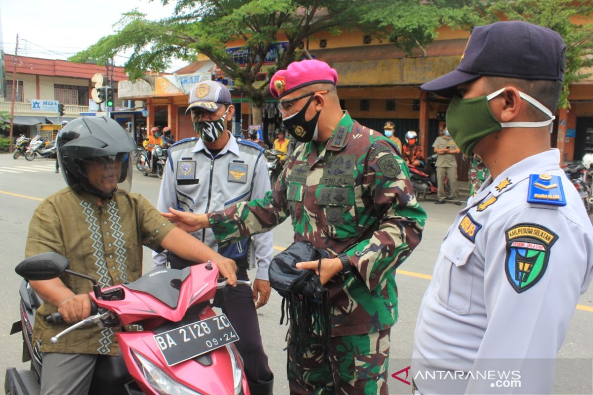 Perda Adaptasi Kebiasaan Baru disosialisasikan dengan membagi masker di Pesisir Selatan