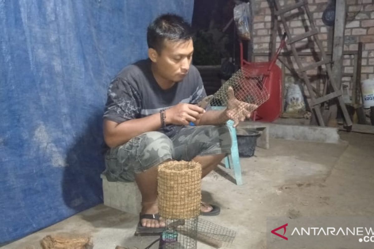Pemuda kreatif sulap limbah sabut kelapa menjadi pas kembang