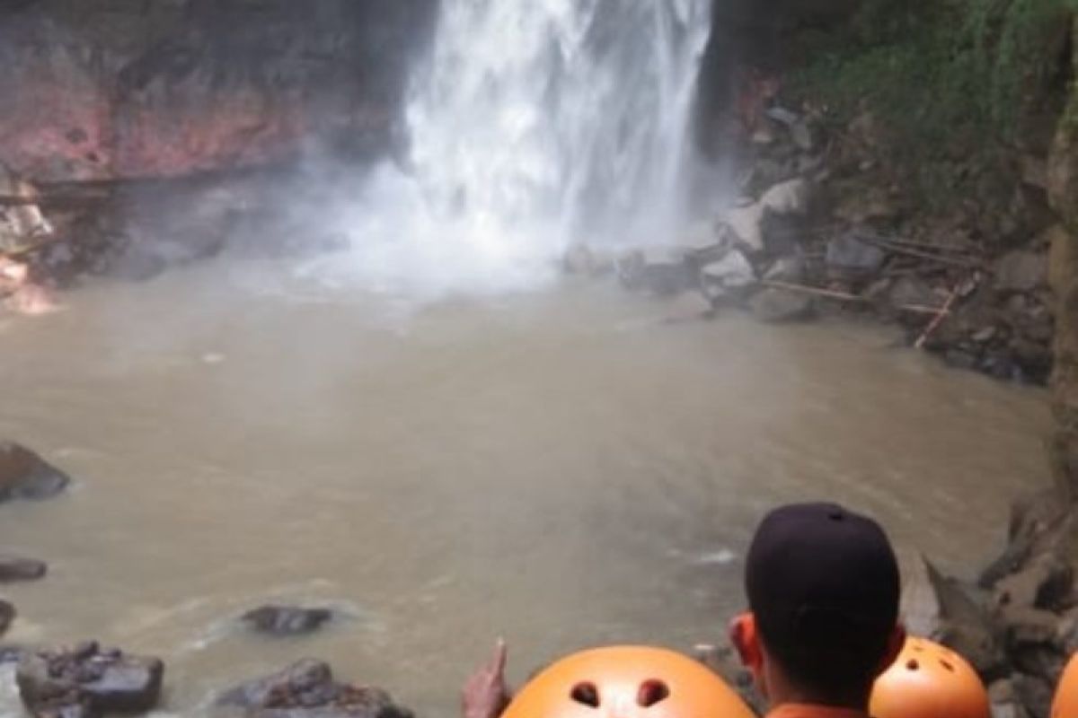 Endi Fernando hanyut di air terjun setelah berupaya menyelamatkan dua rekannya