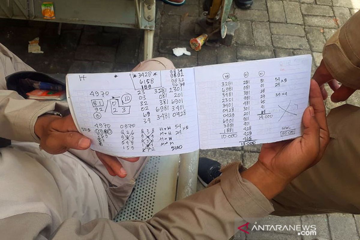 Polisi tangkap pelaku judi togel di Terminal Bus Kalideres