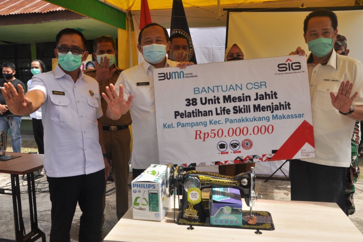 BNN bersama PT SIG serahkan bantuan 38 mesin jahit untuk berdayakan masyarakat