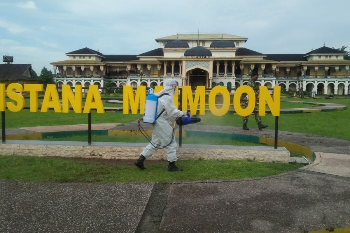 Zidam I/BB semprot cairan disinfektan di Istana Maimon Medan