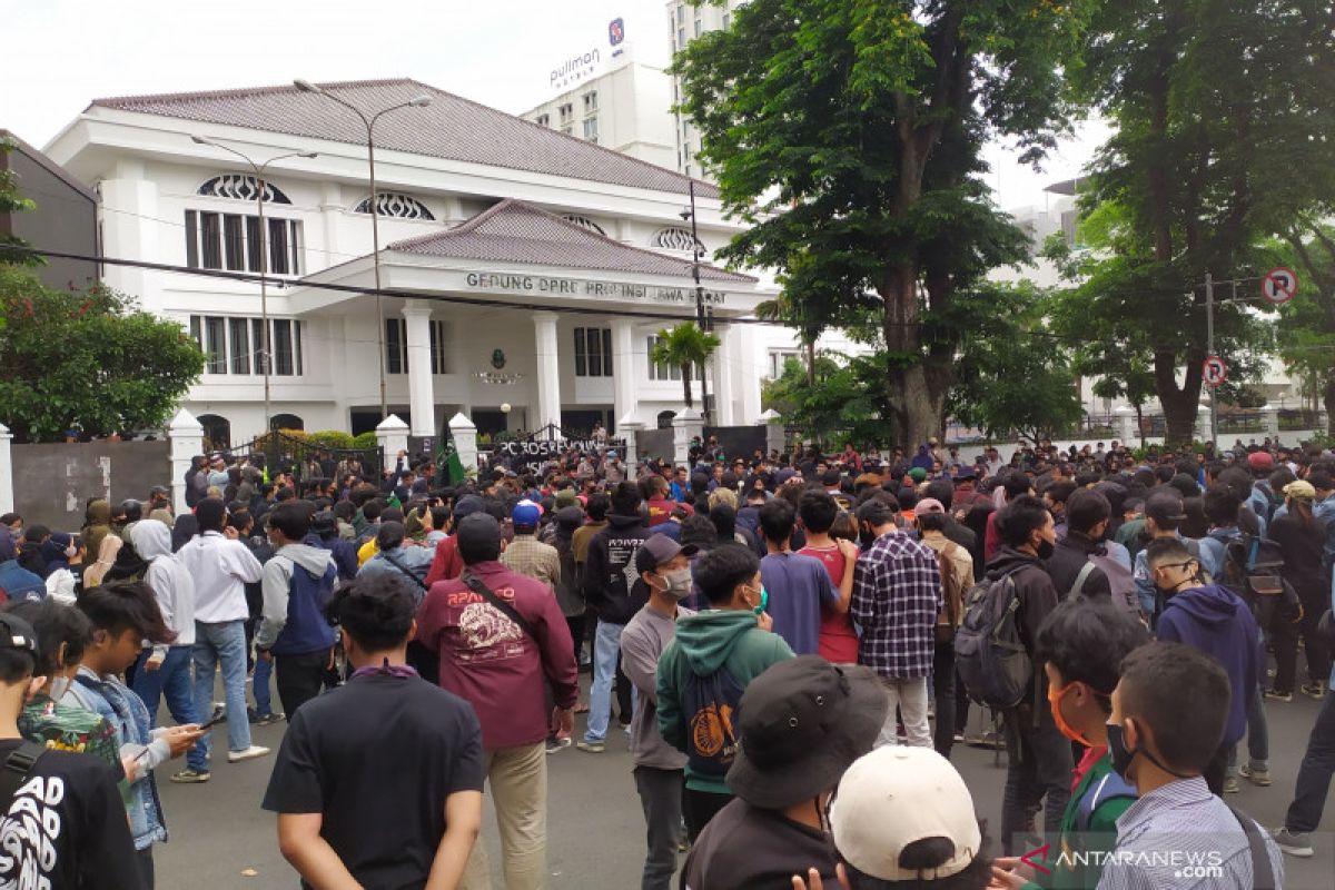 Polisi amankan 10 orang, terkait aksi massa di DPRD Jabar rusuh