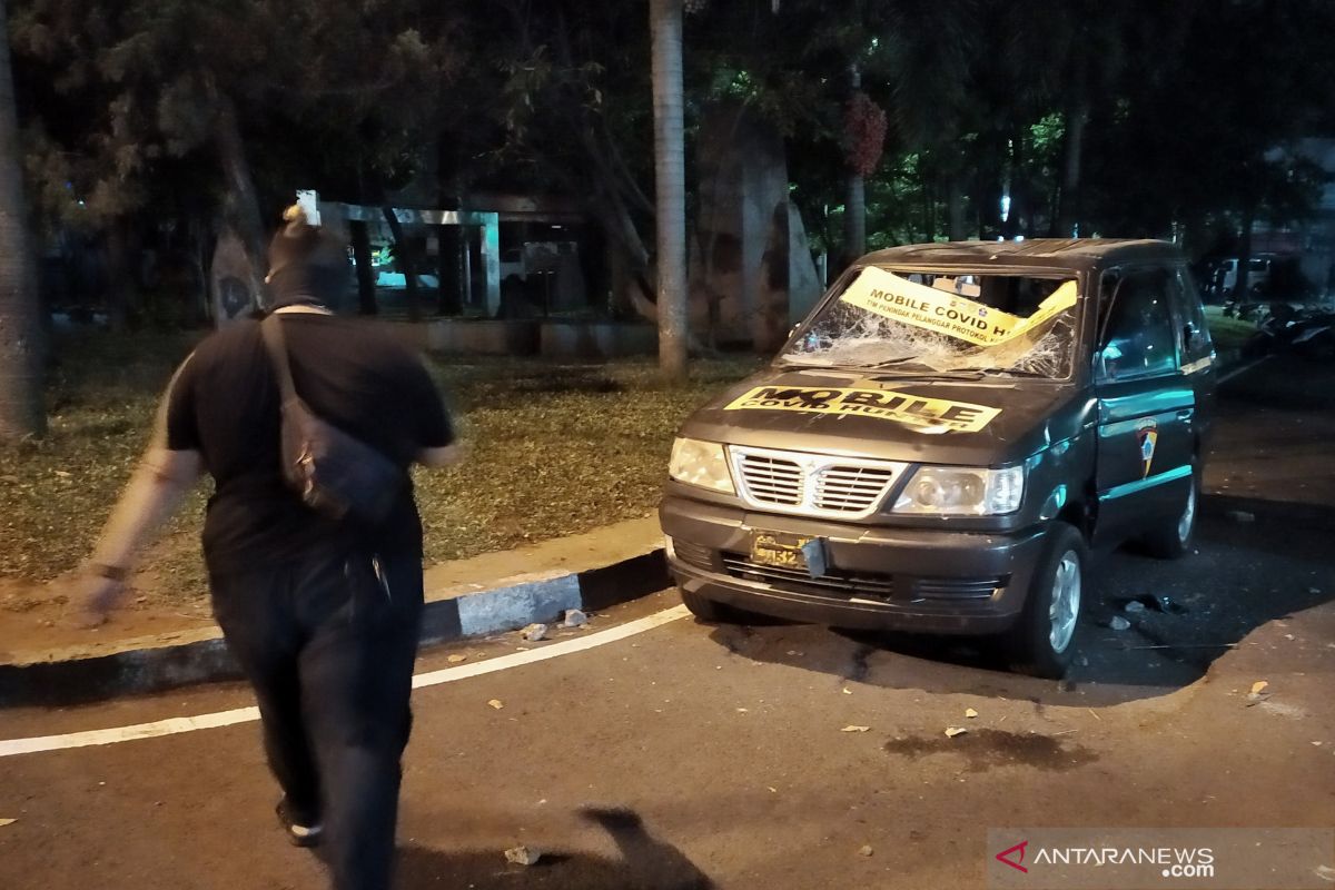 Aksi perusakan mobil polisi warnai pembubaran massa di DPRD Jabar