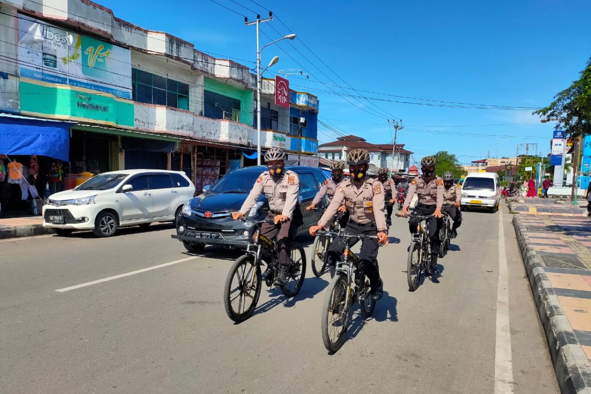 Polres Biak gelar patroli bersepeda imbau warga selalu pakai masker