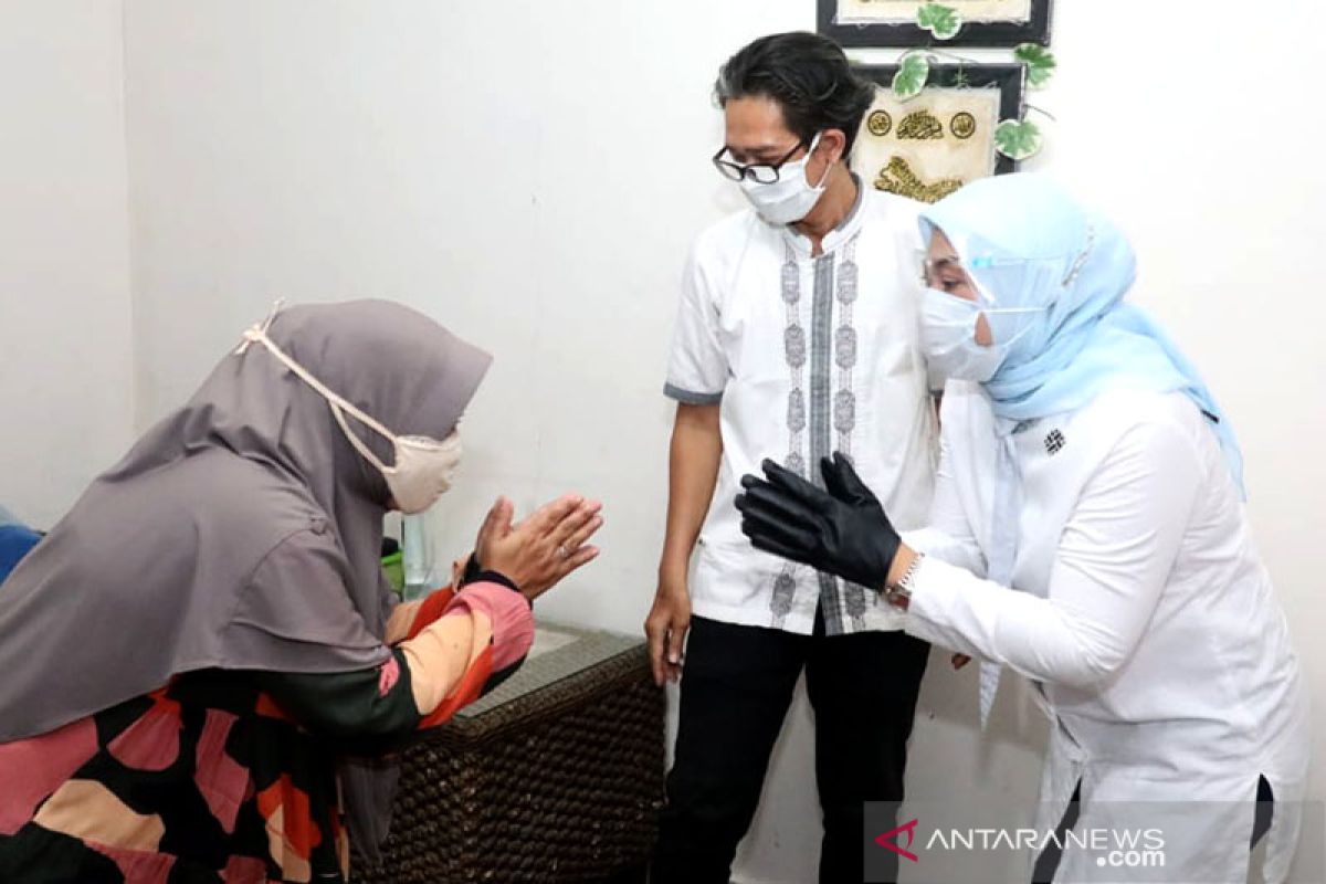 Menaker serahkan bantuan subsidi upah pekerja tahap empat di Bogor