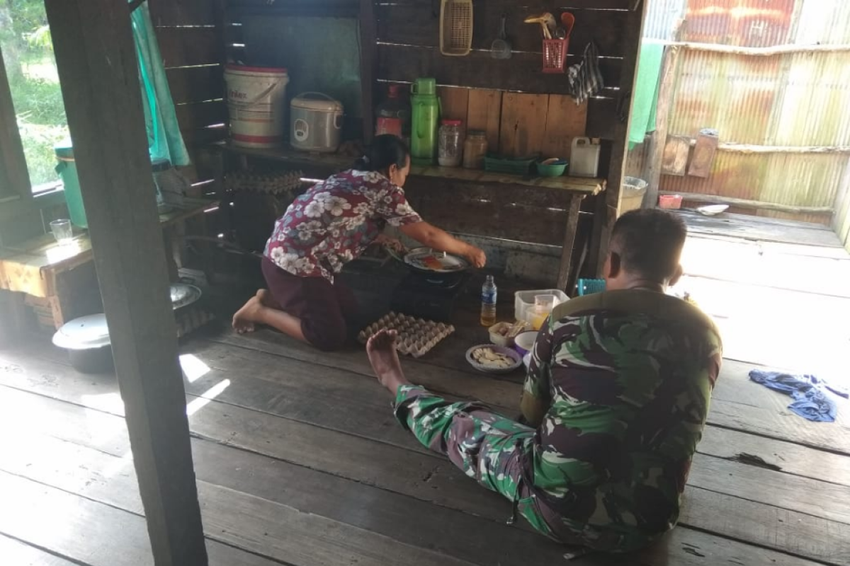 Serda Gandung bantu Ibu Ida memasak