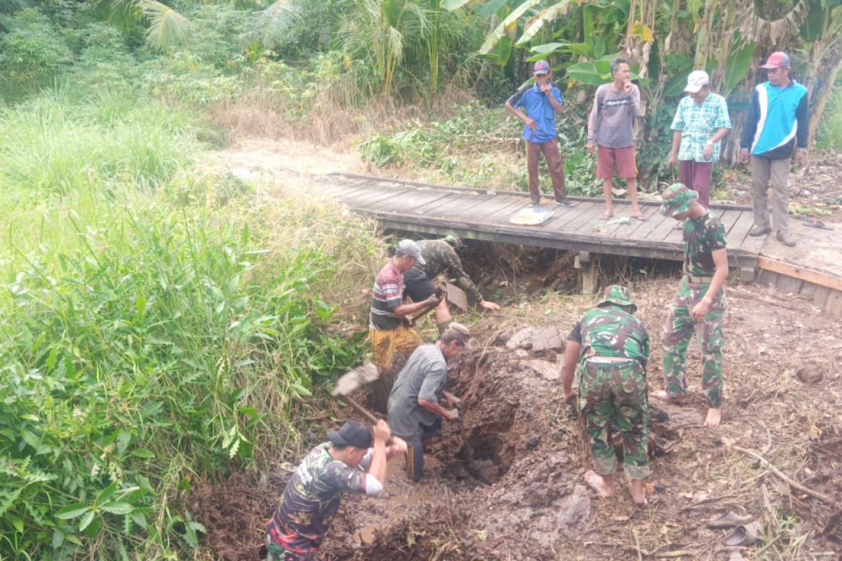 Bahu membahu Satgas TMMD bersama warga buat parit pengeringan