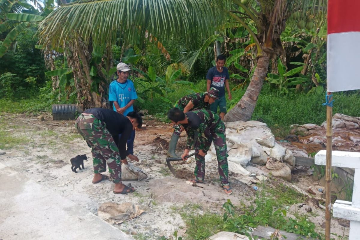 Personel Pendim 1015/Spt selalu publikasikan kegiatan TMMD di Pulau Hanaut