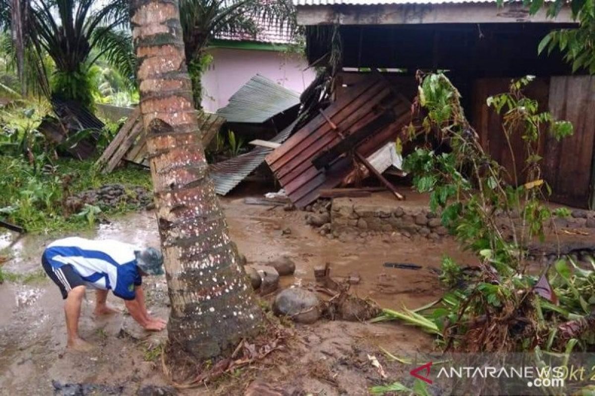 Sebanyak 37  rumah warga Kabupaten Seluma rusak diterjang banjir bandang