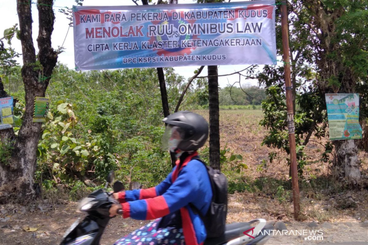 Di Kudus, buruh pasang 40 spanduk penolakan terhadap UU Cipta Kerja