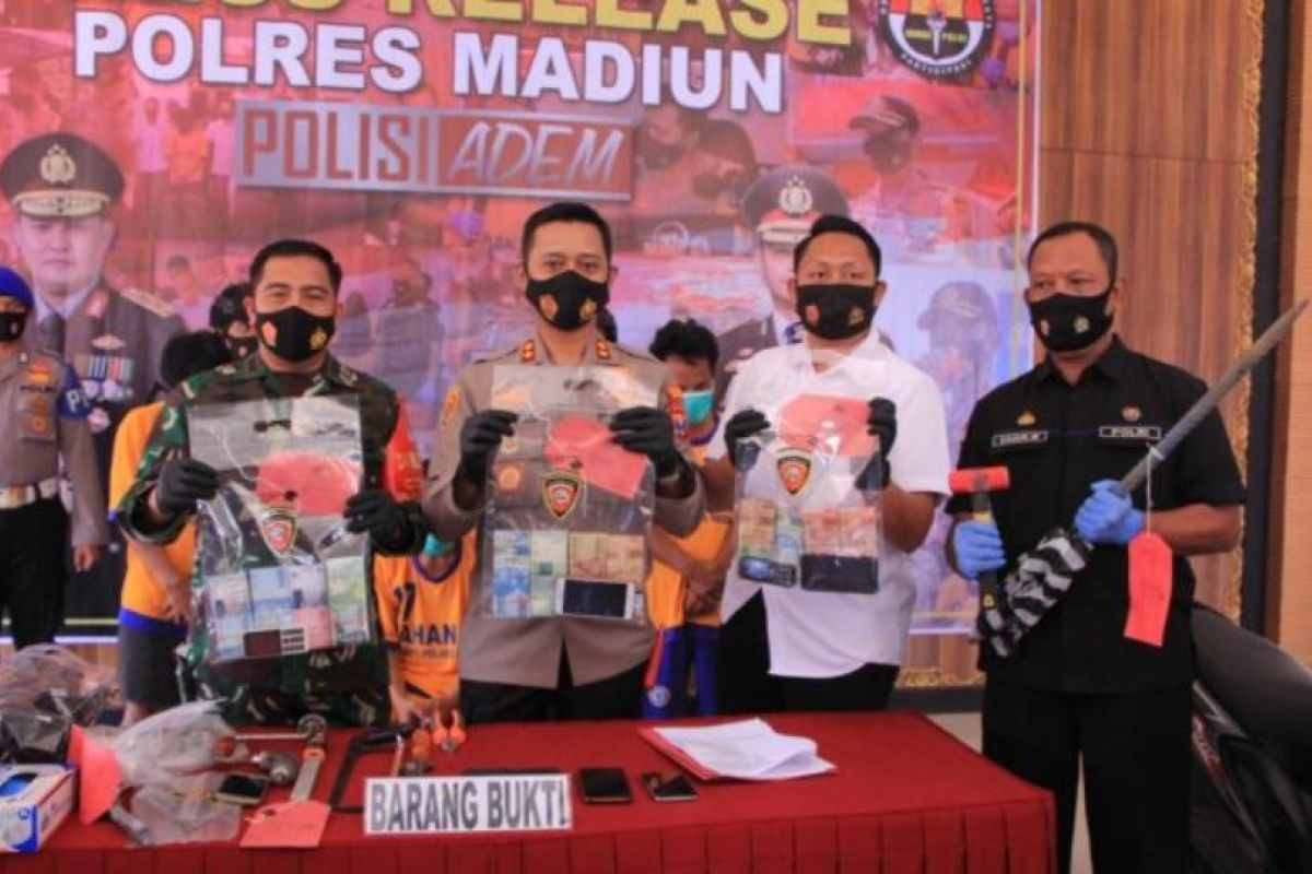 Polres Madiun tangkap tiga orang pembobol brankas berisi uang Rp58 juta