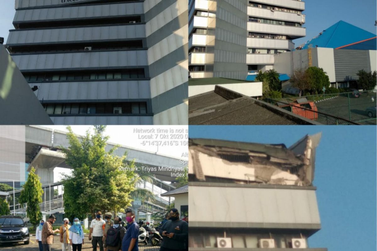 Atap gedung Film di MT Haryono runtuh
