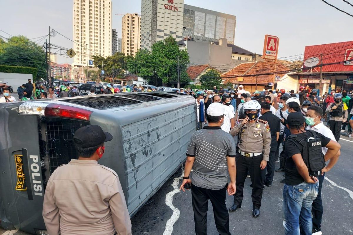 Mobil tahanan Polrestro Jakarta Pusat dirusak pengunjuk rasa