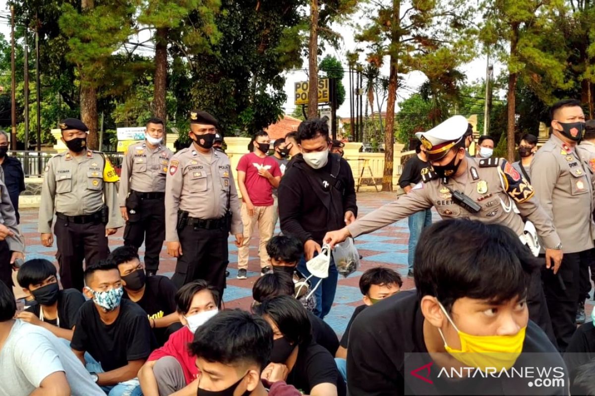 135 remaja ditangkap polisi karena gelar unjuk rasa dan merusak fasilitas umum