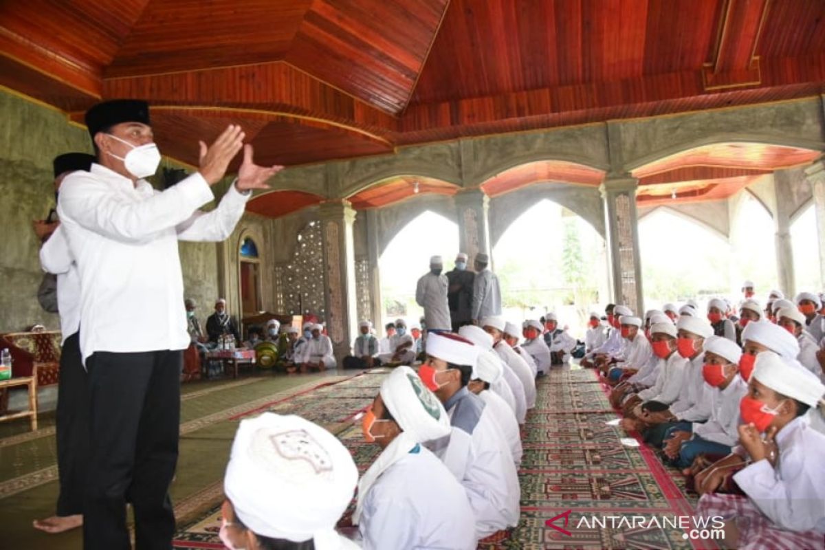 Ponpes Al-Yusufiyah Tapsel terima ribuan masker dari Gubsu