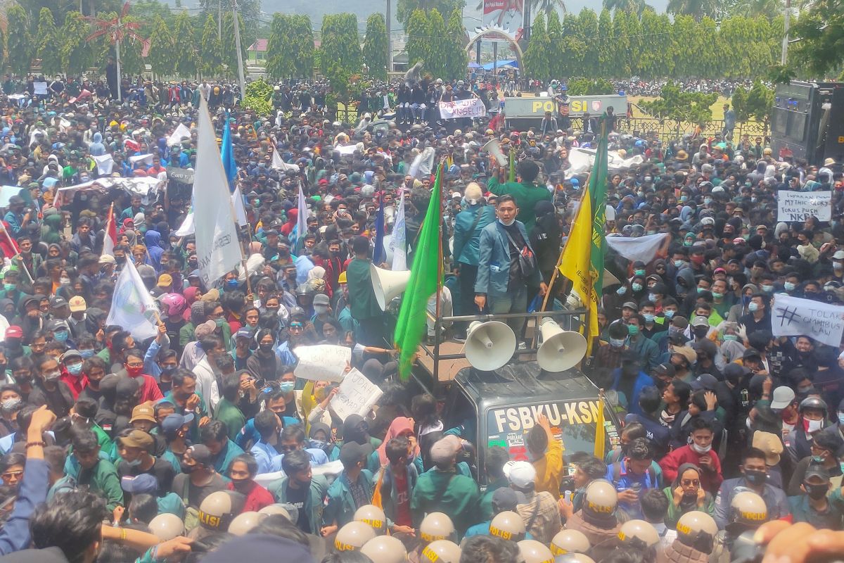 Aksi lempar batu warnai demo soal UU Cipta Kerja di Bandar Lampung