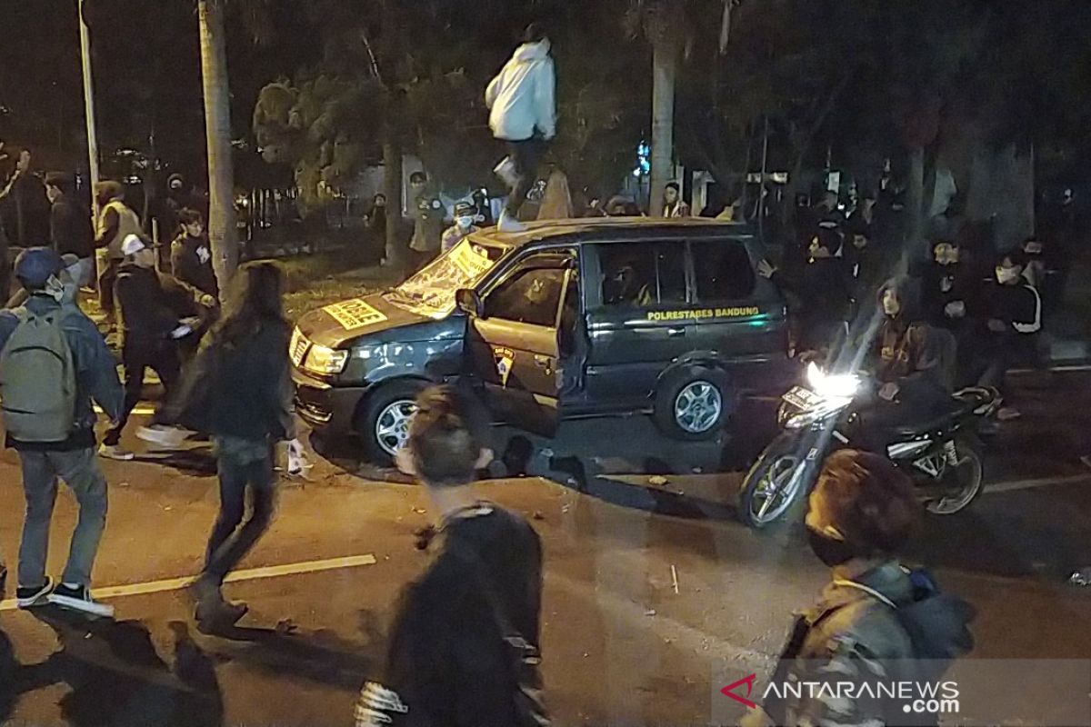 Aksi massa rusuh, mobil polisi dirusak