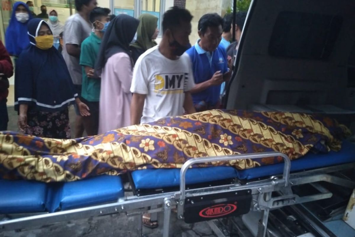 Gara gara roda truk amblas, seorang kernet di Lombok Timur tewas terjepit