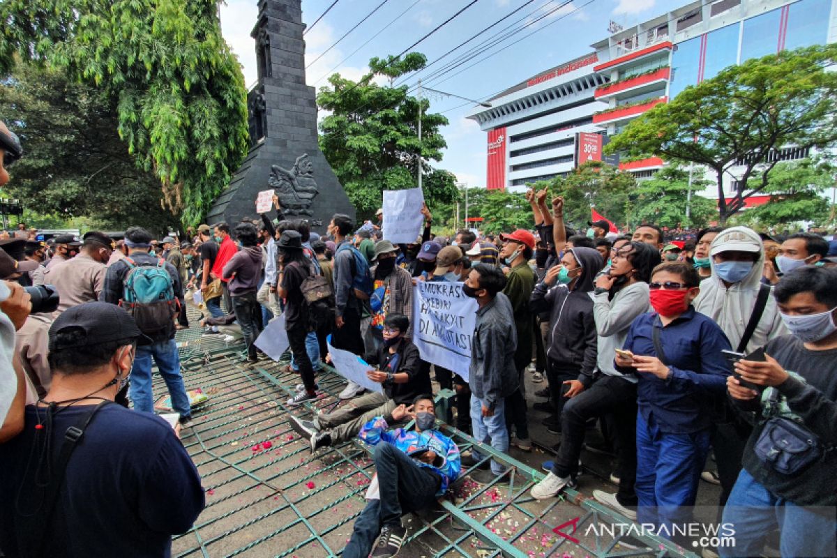 Ribuan buruh-mahasiswa jebol gerbang DPRD Jateng tolak UU Cipta Kerja