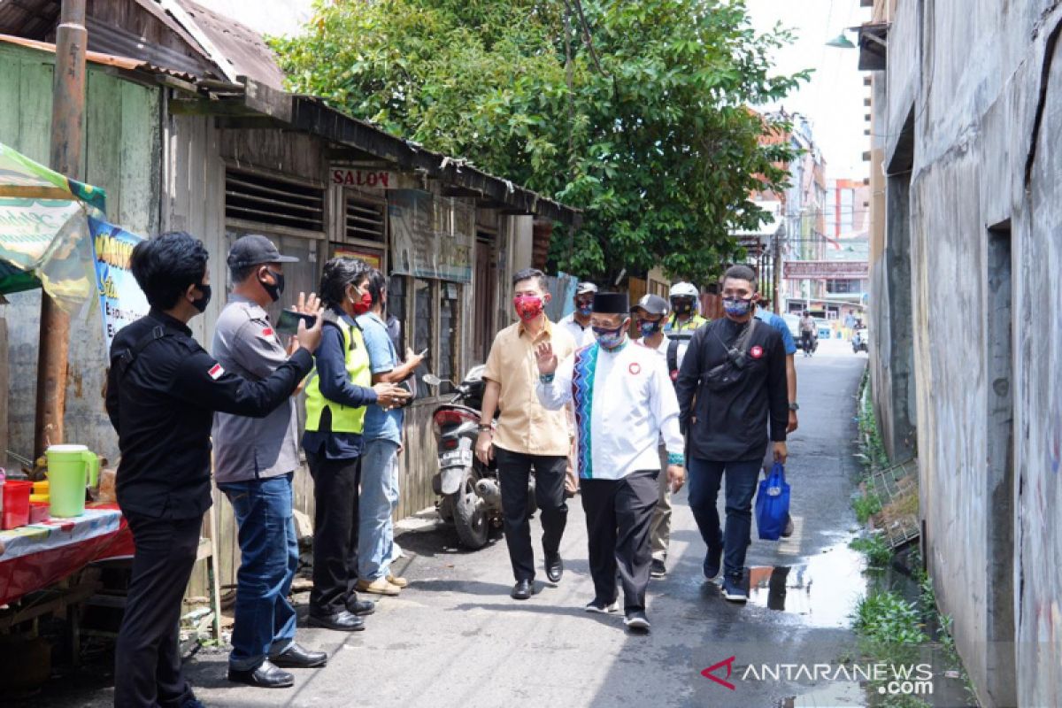 Ibnu-Arifin sambangi Gang Kenari seraya menjelaskan rencana perbaikan drainase