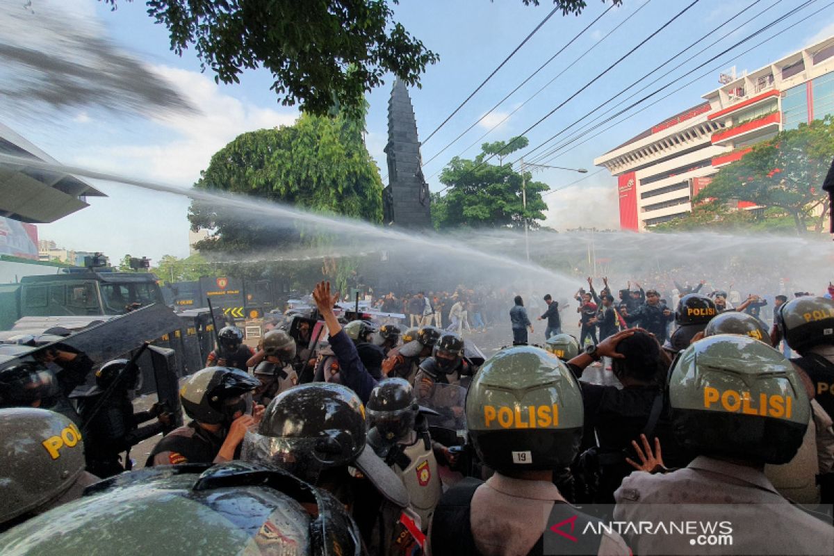 Police detain omnibus law protesters in Semarang