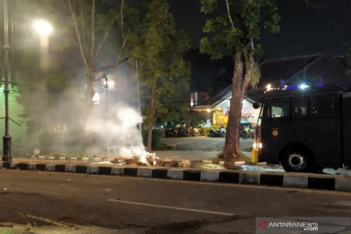 Polisi pukul mundur massa aksi di Bandung hingga ke kawasan Dago