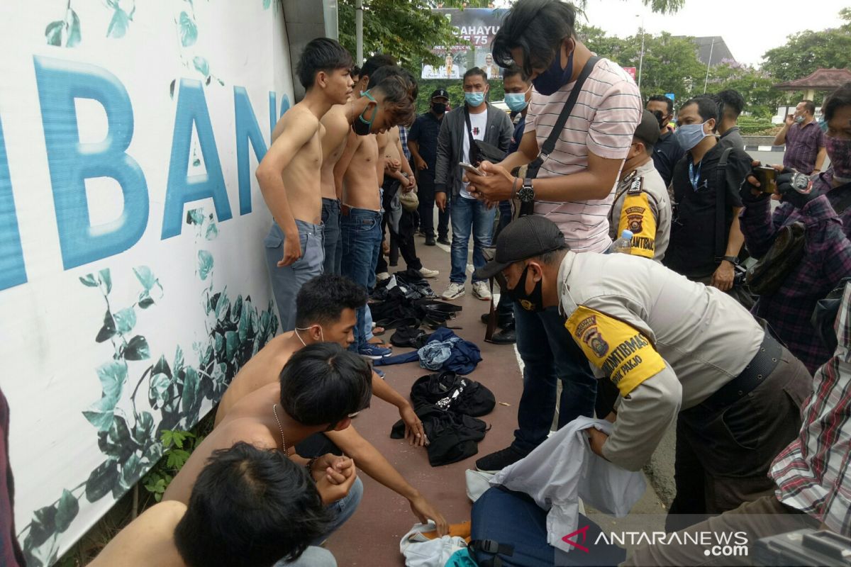 Polisi amankan puluhan pemuda saat aksi massa tolak RUU Cipta Kerja di Palembang
