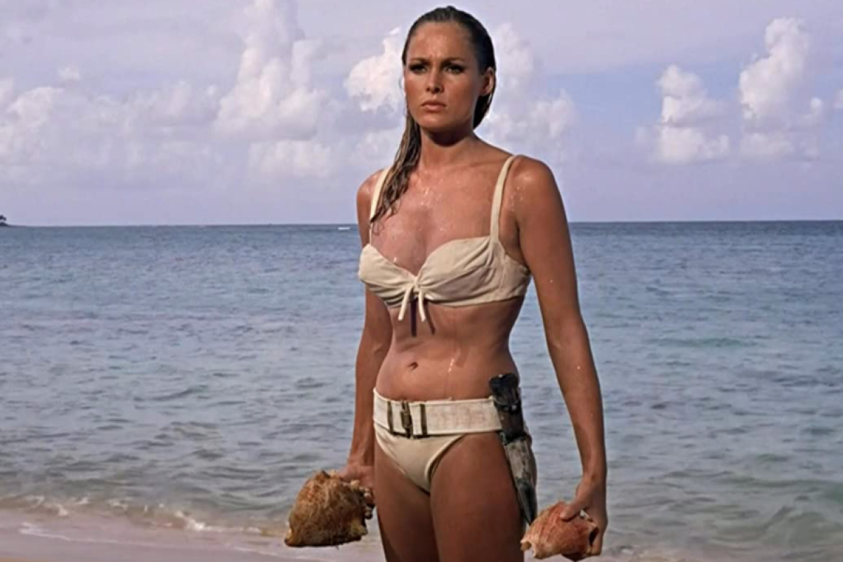 Bikini Gadis James Bond pertama di 