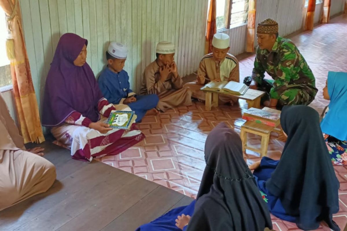 Anak-anak antusias belajar ngaji dengan anggota Satgas TMMD