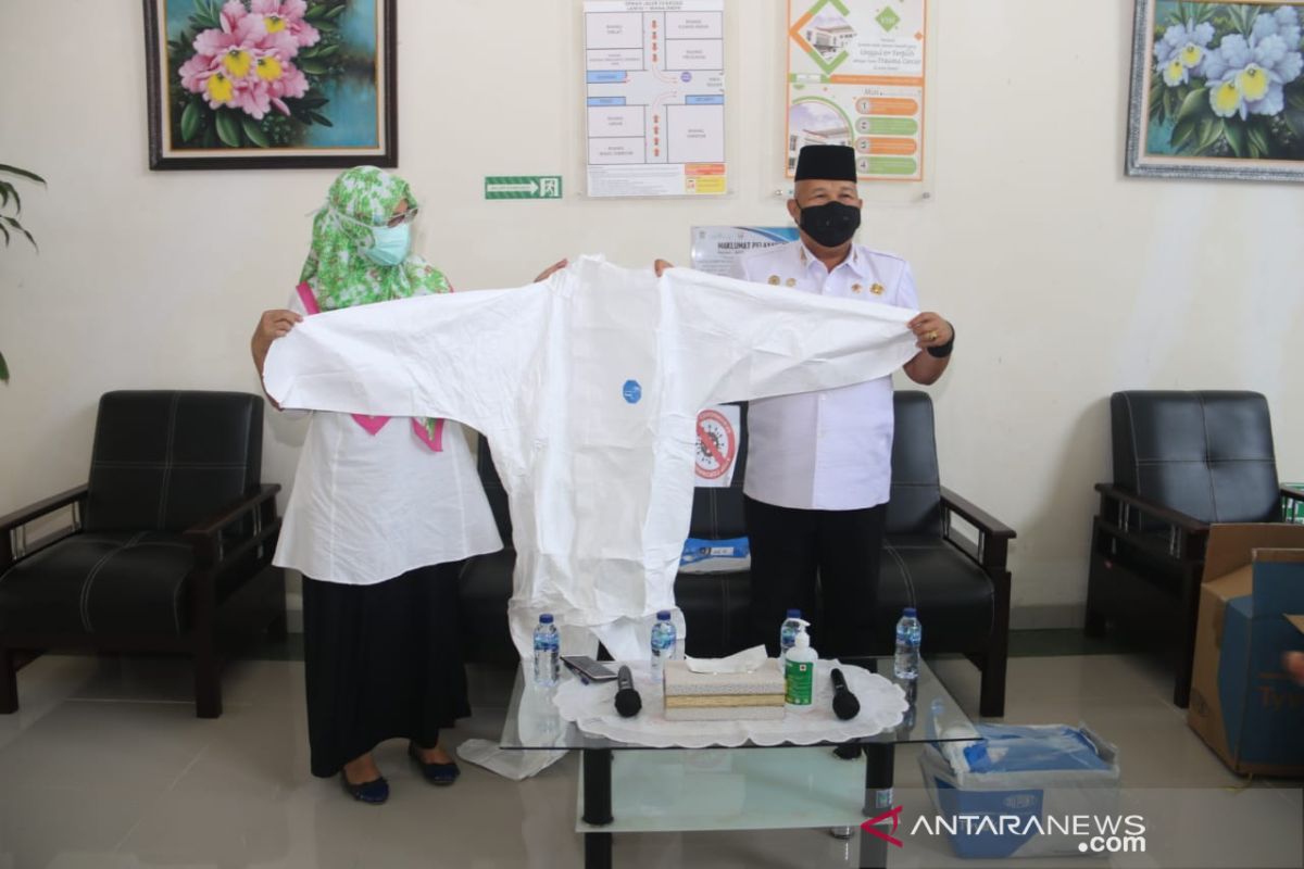 RS Embung Fatimah  dapat 200 set hazmat  bantuan pengusaha