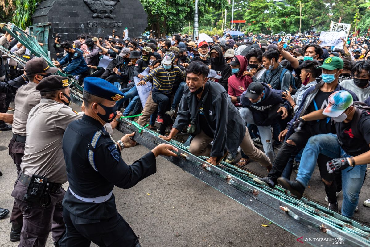 Empat mahasiswa jadi tersangka demo tolak UU Cipta Kerja  ricuh di Semarang