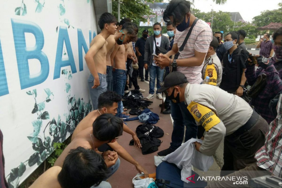 Polisi amankan puluhan pemuda saat aksi massa di Palembang