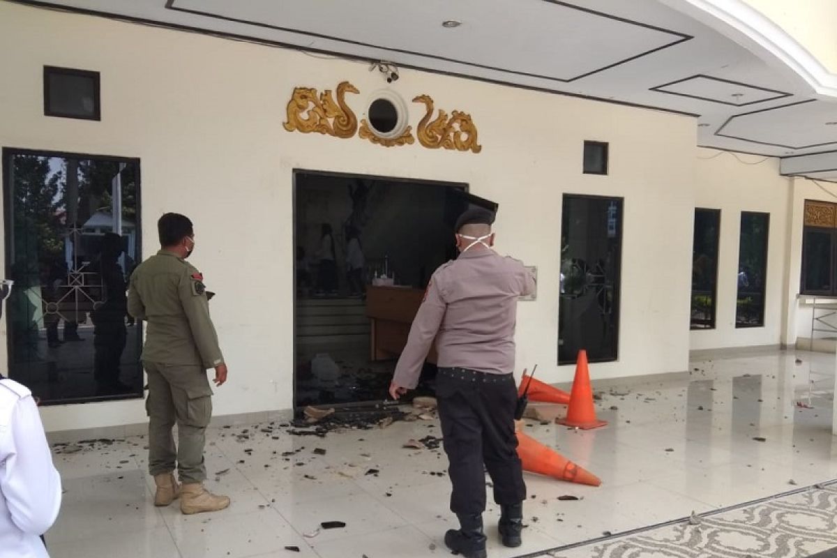 Gedung DPRD Kota Jambi dilempari batu, kaca pintu utama berantakan